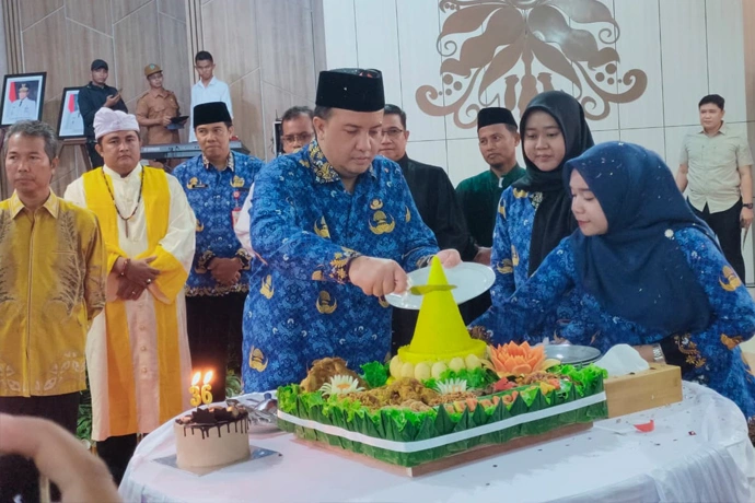 Prank Ulang Tahun, Bupati Lamandau Dikejutkan “Adu Jotos” di Acara Pengangkatan PNS