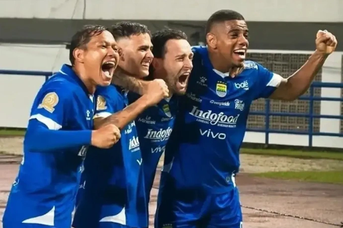 Siapa Juara Super League? Persib dan Borneo Sama Kuat, Trofi Bisa Disiapkan di Dua Kota