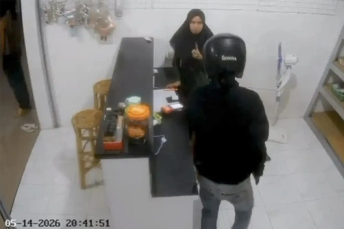Terekam CCTV! Pria Bersenjata Parang Todong Agen BRILink di Mantewe