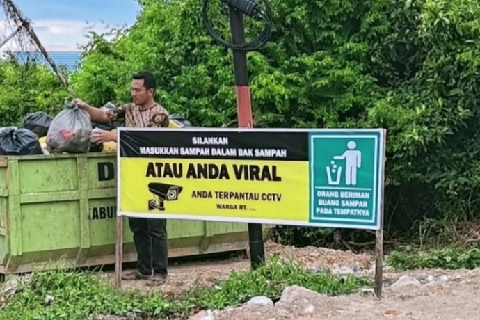 KREATIF! Spanduk Ancaman “Viral” di Nanga Bulik Sukses Bikin Warga Disiplin Buang Sampah