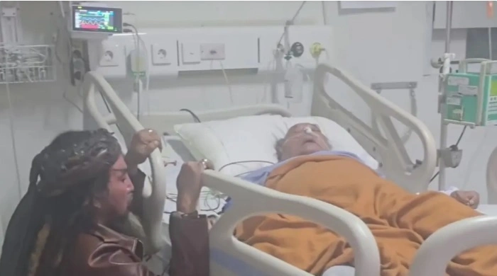 Dijenguk Limbad, Terlihat Haji Bolot Dalam Posisi Tidur Terlentang di Atas Ranjang Rumah Sakit