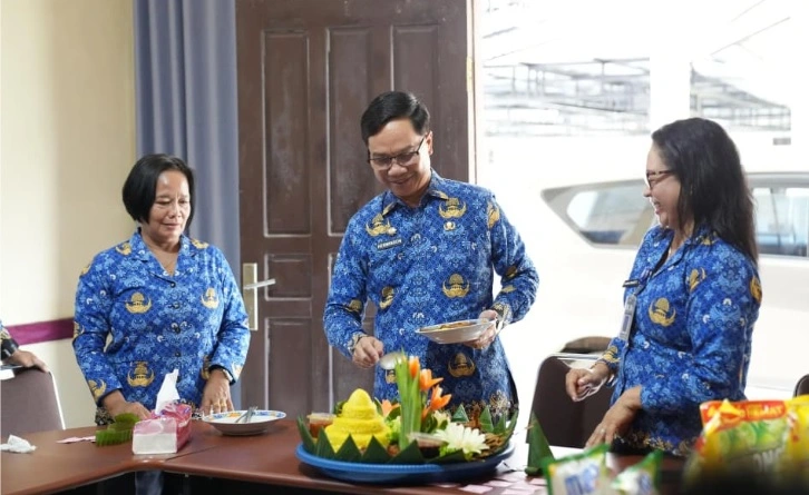 Kepala Diskominfostandi Lamandau Herwinson Ulang Tahun ke 59, Jajaran Pegawai Berikan Ucapan dan Harapan Terbaik