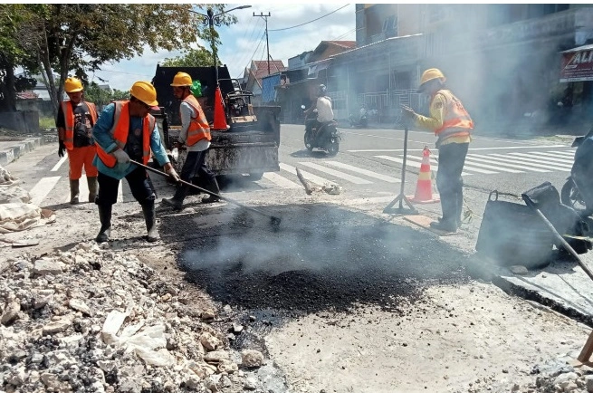 Cegah Kerusakan Makin Meluas, Satgas Bina Marga Lakukan Penambalan Lubang di Ruas Jalan Hasanudin  