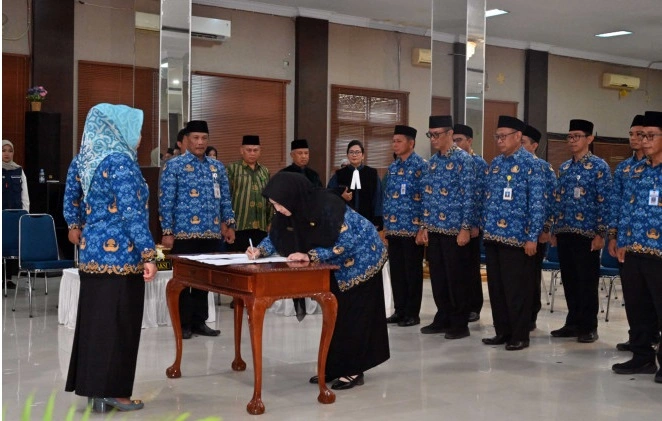 3_Bupati Kobar Melantik