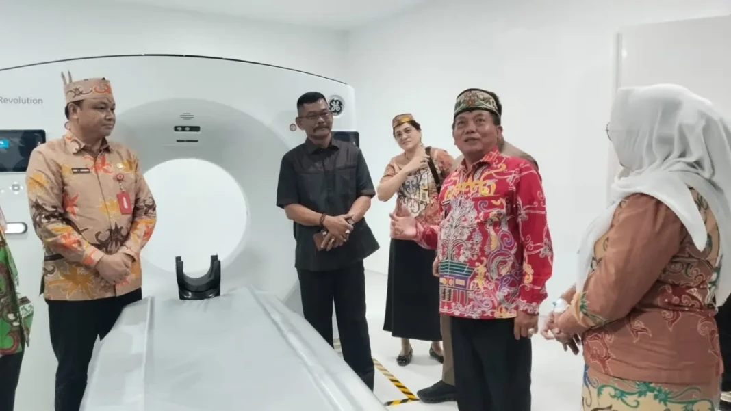 bupati-kapuas-hm-wiyatno-melihat-fasilitas-kesehatan-ct-scan-yang-mulai-beropersi-di-rsud-dr-h-soemarno-sosroatmodjo-kuala-kapuasdok-pribadi-2XLFH