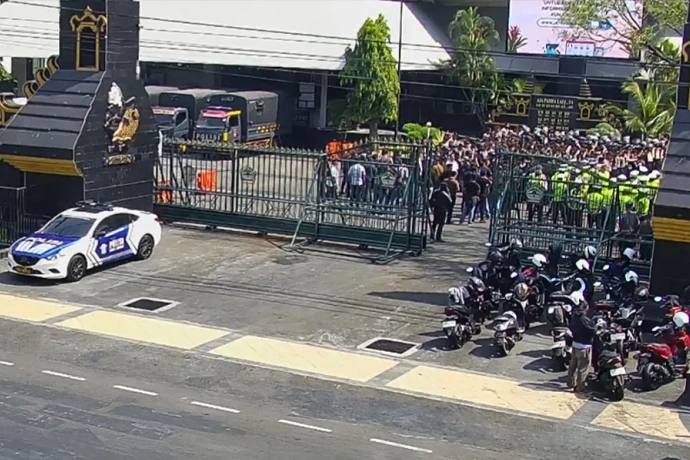 Demo Mahasiswa di DPRD Jateng Soroti MBG, BBM hingga Kopdes Merah Putih