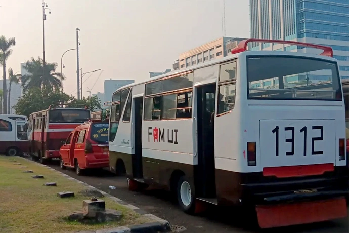 Massa BEM UI Dicegat ke Bundaran HI, Bus-bus Tertahan di Depan Gedung DPR RI