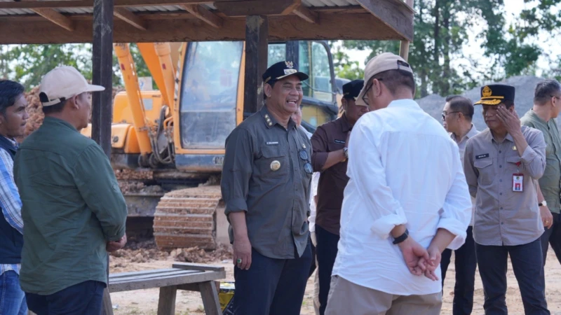Usai Safari Jumat, Bupati Barito Utara Tinjau Proyek Jalan Di Gunung Purei Dan Teweh Timur