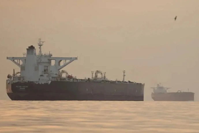 kapal di Selat Hormuz