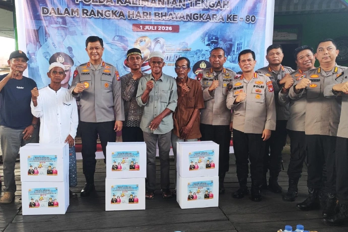 Hari Bhayangkara Ke-80, Kapolda Kalteng Salurkan Bantuan Korban Kebakaran