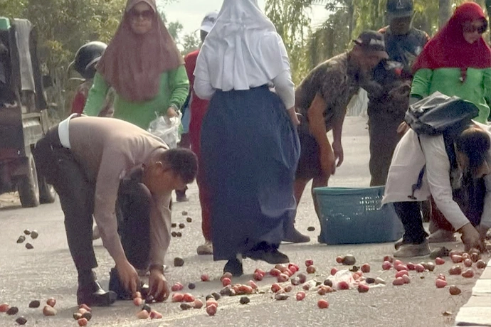 Peduli Sesama, Warga dan Petugas Satlantas di Lamandau Kompak Menolong Penjual Buah
