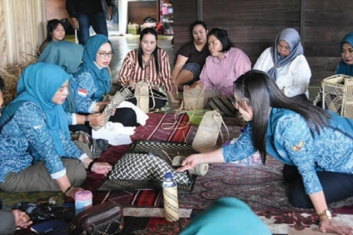 Dorong Pelestarian Anyaman Rotan Desa Tambaba, Ketua TP PKK Bilang Begini