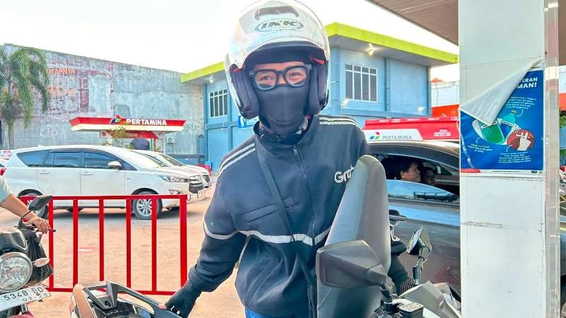 Khairil (20) pengemudi ojol saat ditemui awak media usai mengisi BBM Pertamax, di SPBU Jalan G Obos, Palangka Raya, Rabu (10/6). (Foto : Heri/Prokalteng.co)