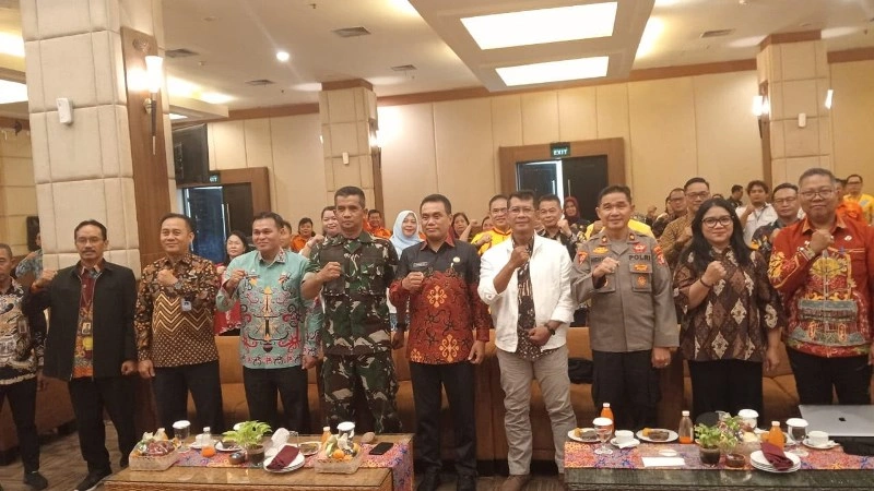 Foto bersama di kegiatan kegiatan Kick-Off Meeting Penyusuan KRB dan Pengukuran IKD Kota Palangka Raya Tahun 2026 di Hotel Luwansa, Jalan G. Obos, Palangka Raya, Kamis (11/6). (ist)