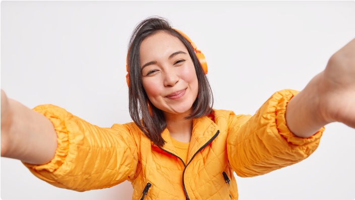 Kepribadian Orang yang Tak Memperlihatkan Gigi Saat Senyum di Foto