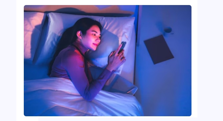 Jangan Disepelekan, 7 Efek Negatif Main HP Sebelum Tidur