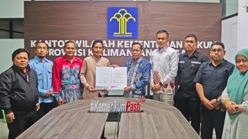 Kepala Kanwil Kemenkum Kalteng, Hajrianor, bersama Dekan Fakultas Syariah UIN Palangka Raya, Syarifuddin, usai penandatanganan PKS di Aula Kapuas Kanwil Kemenkum Kalteng, Kamis (9/7/2026). (FOTO: HUMAS KANWIL KEMENKUM KALTENG)