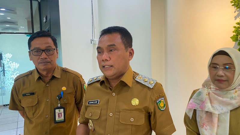Wakil Wali Kota Palangka Raya, Achmad Zaini (tengah), didampingi Kepala Dinas Pertanian dan Ketahanan Pangan Sugiyanto (kiri) serta Kepala Dinas Perikanan Indriarti Ritadewi (kanan), memberikan keterangan kepada awak media usai Rakor Pengendalian Inflasi di Kantor Wali Kota Palangka Raya, Senin (6/7). (Anandri/Prokalteng.co)
