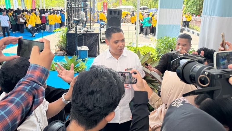 Plt. Kepala Dinas Pendidikan Kalteng, Muhammad Reza Prabowo, memberikan keterangan kepada awak media usai kegiatan pembagian sembako gratis bagi mahasiswa di Palangka Raya. (FOTO: ISTIMEWA)