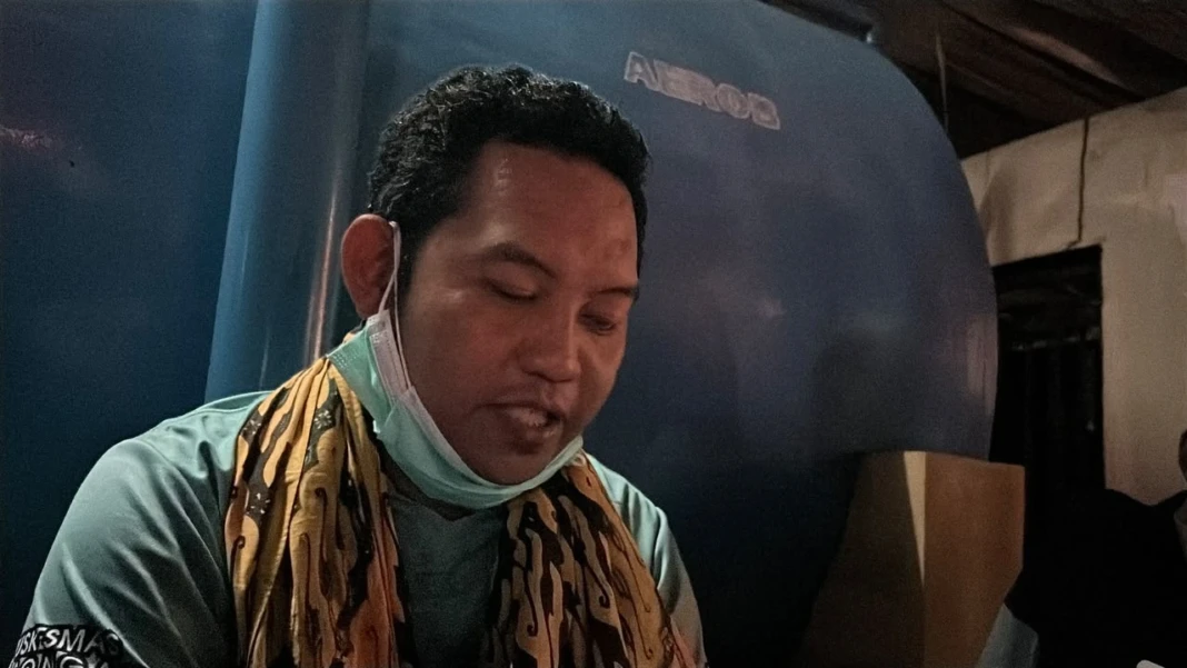 Kakak kandung almarhum Bripda Novandri Ramadhana, Santri Sutrisno (39), memberikan keterangan kepada awak media di RS Bhayangkara Polda Kalteng, Palangka Raya, Minggu (5/7/2026). (Foto: Heri/Prokalteng.co)