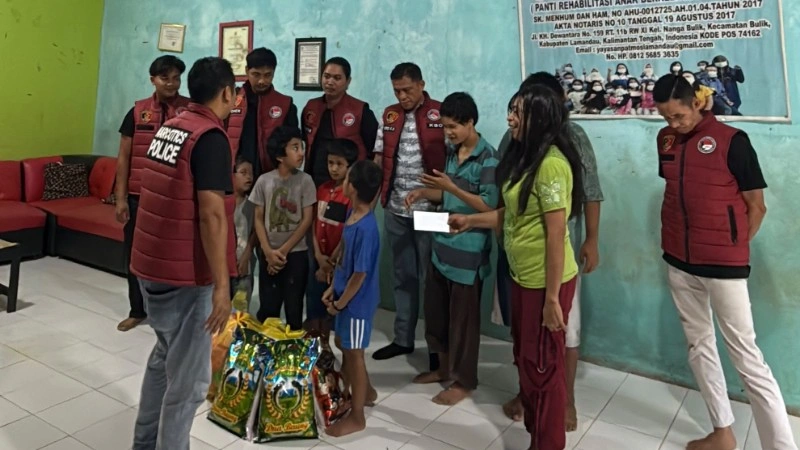 Jajaran Satresnarkoba Polres Lamandau menyalurkan bantuan dalam kegiatan bakti sosial kepada para lanjut usia (lansia) dan sejumlah yayasan di Kabupaten Lamandau, Minggu (5/7/2026). (FOTO: BIB/PROKALTENG.CO)