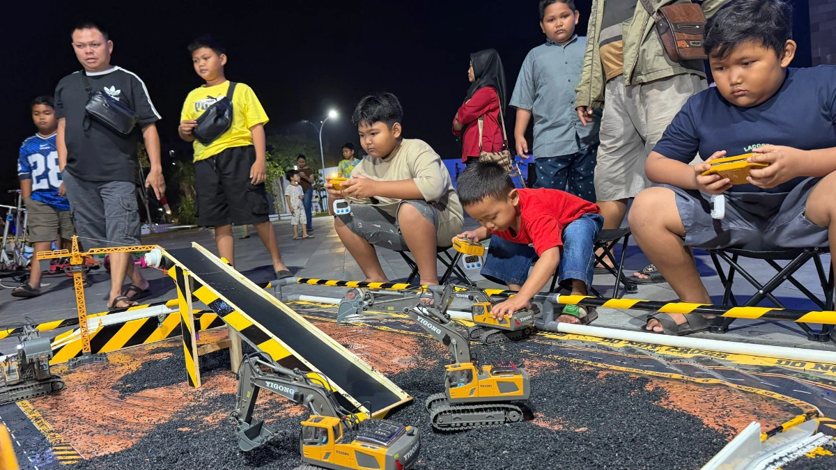 Bukan Cuma Anak-anak, Bapak-bapak Ikut Serbu Wahana Exavator di Bundaran Besar