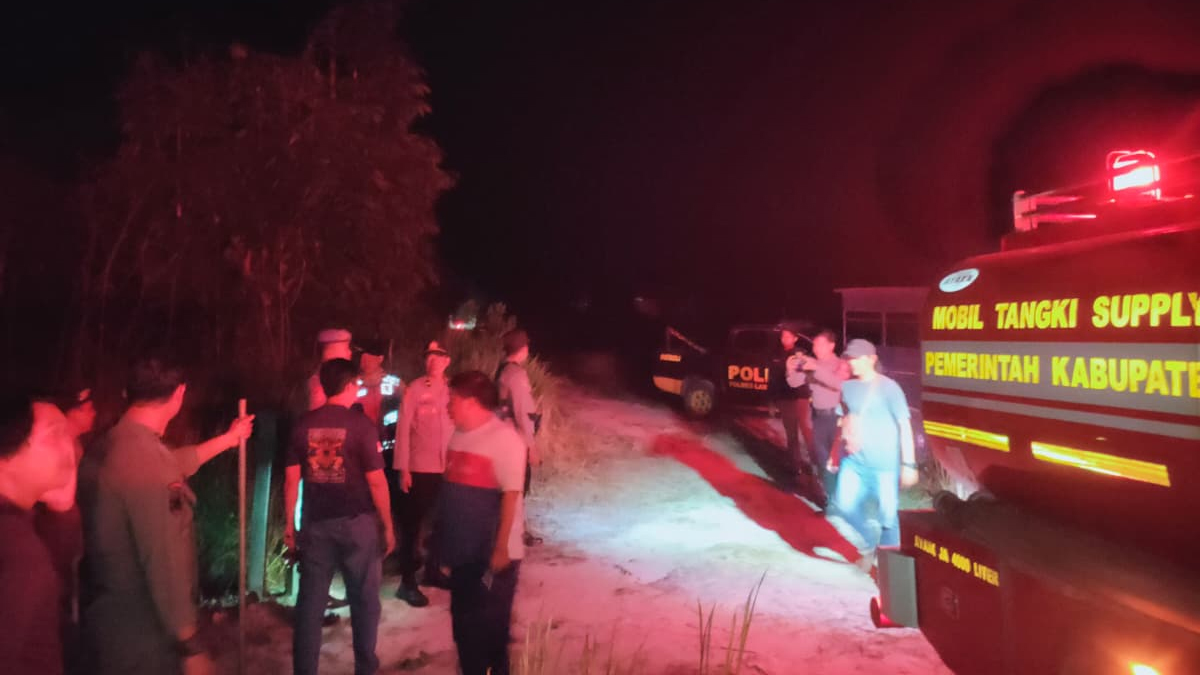 Diduga Dibakar ODGJ Bersenjata Tajam, Lahan di Kawasan Pasar Induk Nanga Bulik Terbakar