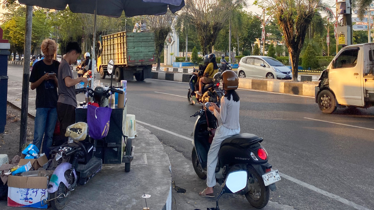 Berkah Kemarau Es Kopi Keliling, Ludes Ratusan Cup Sehari, Omset Melonjak